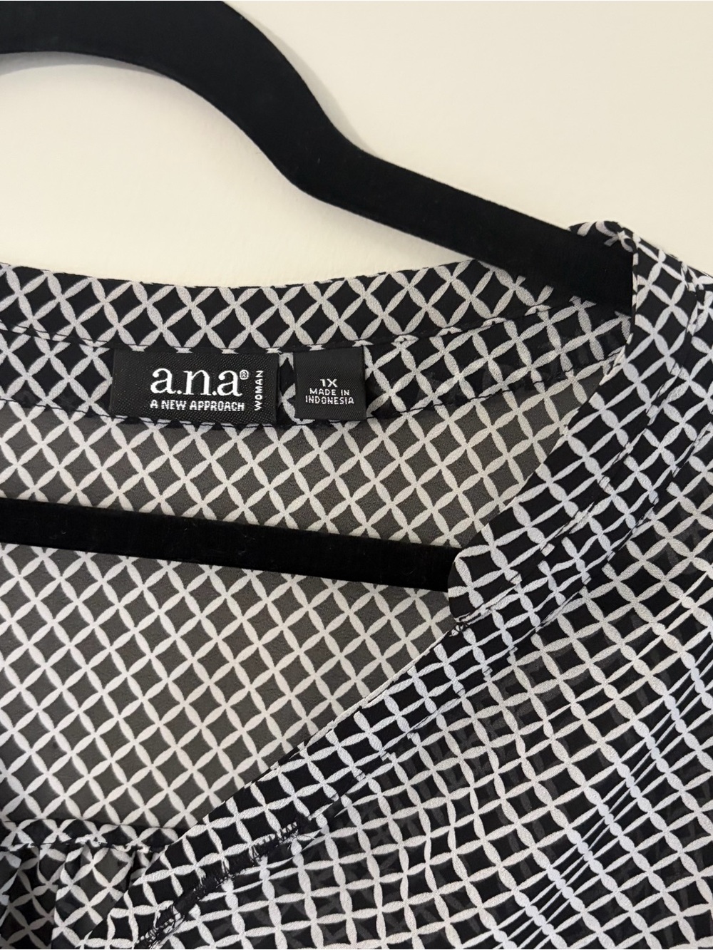 a.n.a Black and White Geometric Button-Front Blouse - Picture 2 of 2
